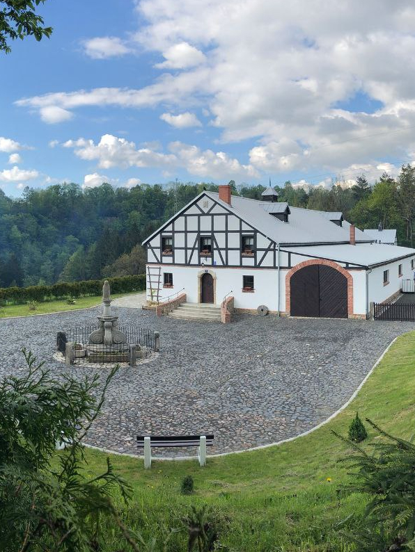 Slomiany dwor-fotor-2025020414311